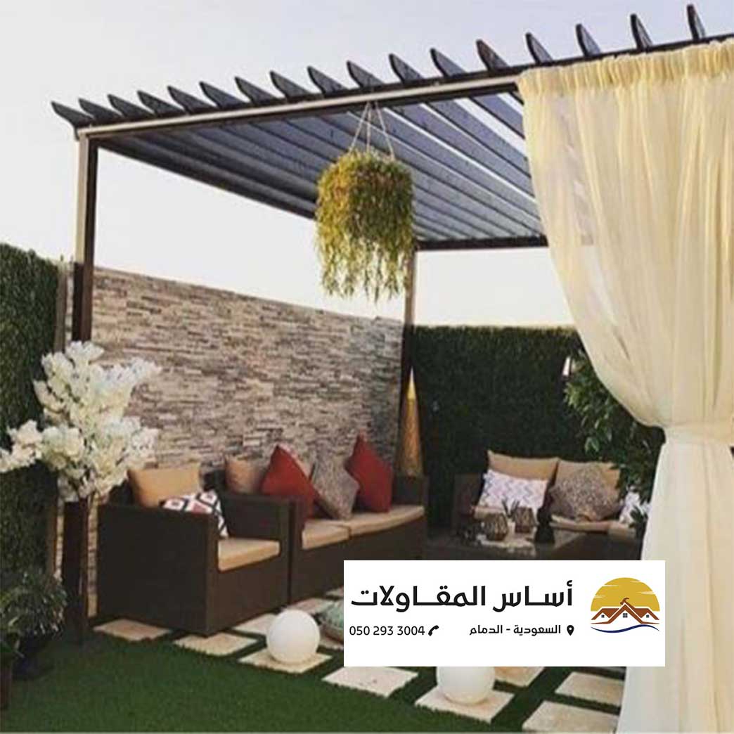 الرئيسية صورة توضح تصميم ركن جلوس خارجي أنيق بواسطة شركة أساس المقاولات، حيث يظهر الأثاث المريح والخلفية الطبيعية.