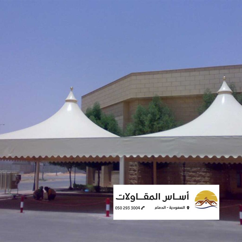 مظلات وسواتر صورة توضح تصميم خيام خارجية أنيقة بواسطة شركة أساس المقاولات، حيث يظهر شكل الخيام وجودتها.