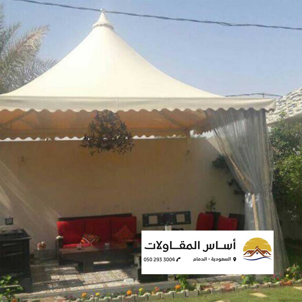 الرئيسية صورة توضح تصميم ركن خارجي مريح بواسطة شركة أساس المقاولات، حيث يظهر الأثاث المريح والخيمة الأنيقة.