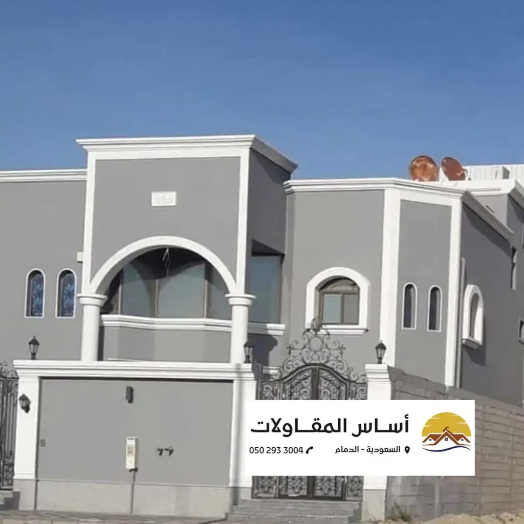 الرئيسية فيلا بتشطيب خارجي رمادي وأعمدة بيضاء من تنفيذ موقع أساس المقاولات.
