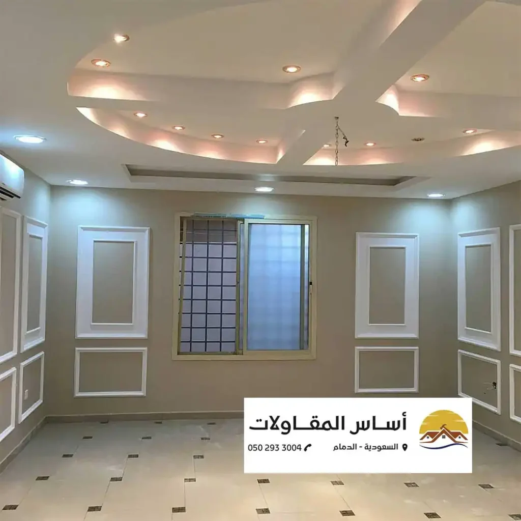 سقف جبسي مضيء وجدران ناعمة بتشطيب داخلي راقٍ من تنفيذ موقع أساس المقاولات.